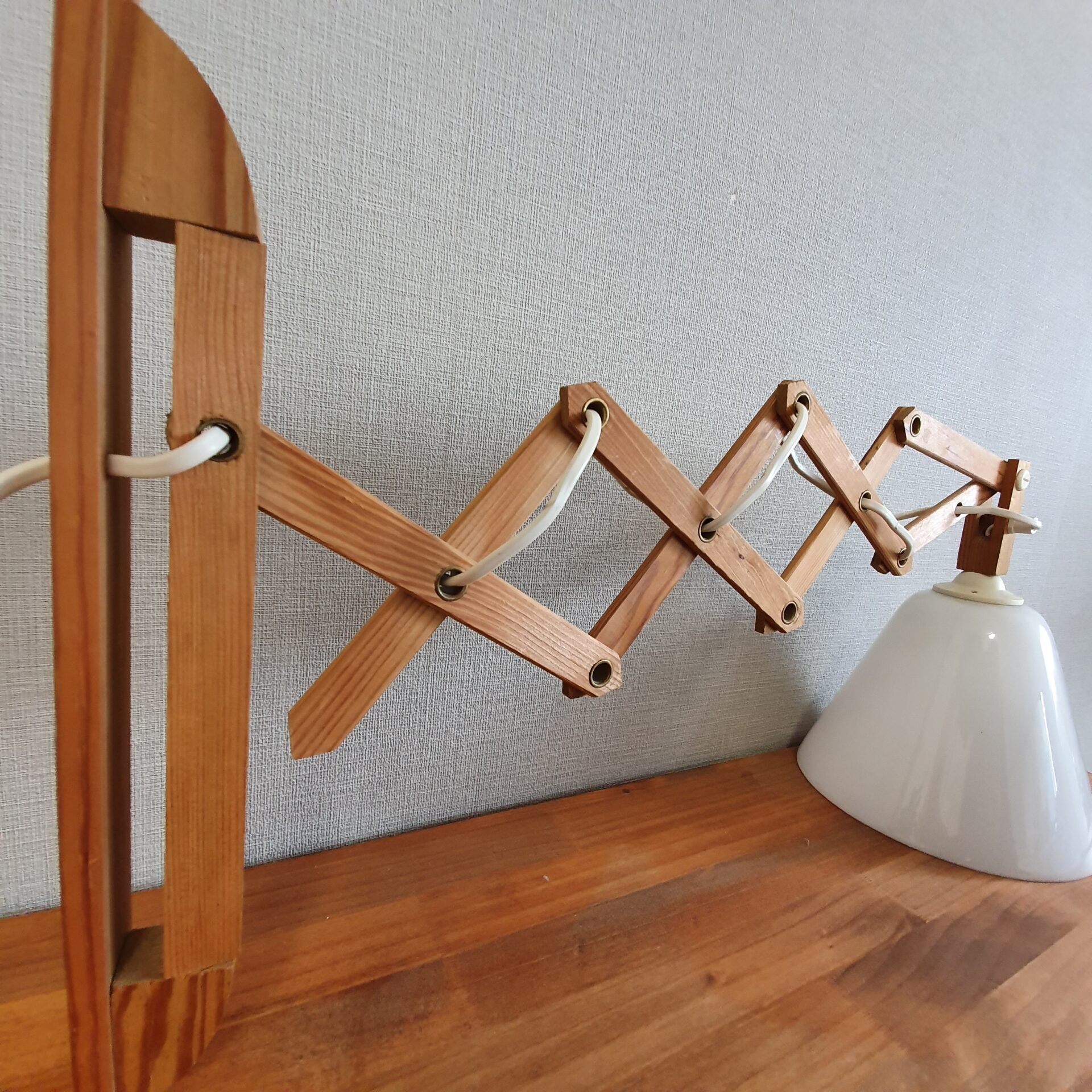 北欧の木製シザーランプ